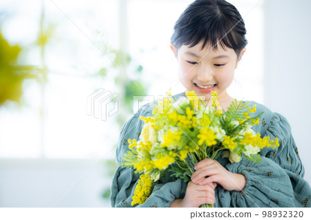 girl with a bouquet of mimosas 98932320