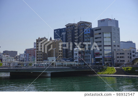 從胜山公園眺望芝川和城市的景色。 98932547