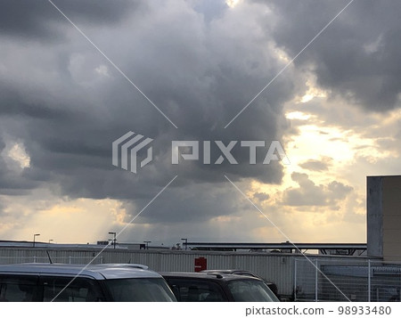 Approaching rain clouds 98933480