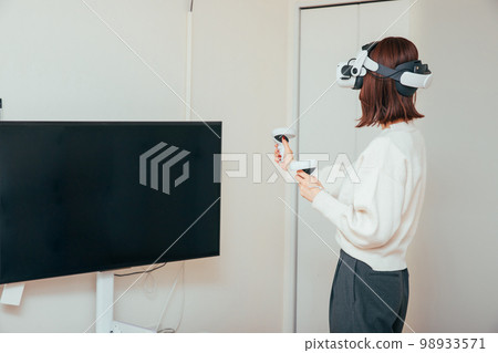 享受虛擬現實遊戲的女人 98933571