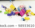 colored tongs 98933610