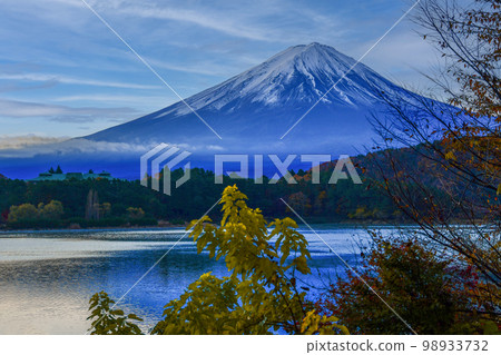Mount Fuji and colorful autumn leaves Mount Fuji and colorful autumn leaves 98933732