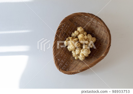 Jerusalem artichoke on a white table Jerusalem artichoke on a white table 98933753
