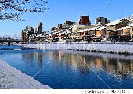京都市鴨川在冬天早晨四條大橋北雪景 98933901