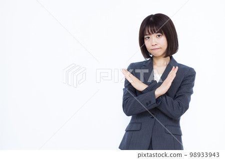 Business woman in her thirties who is against 98933943