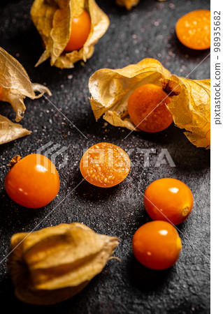 Cape gooseberries with calyx 98935682