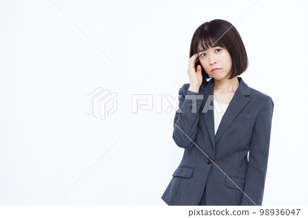 A business woman in her thirties who has a headache A business woman in her thirties who has a headache 98936047