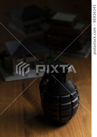 房子模型和手榴彈 房子模型和手榴彈 98936343