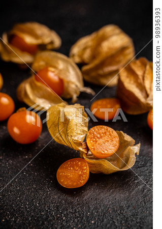 Physalis fruit with husk 98936393