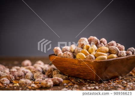 Salted peanuts Salted peanuts 98936623