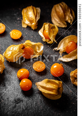 Fresh organic physalis fruit 98936641