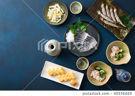 Various dishes that go well with Japanese sake 98936889