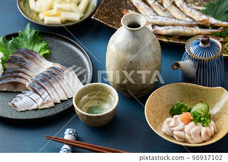 與清酒搭配的各種菜餚 與清酒搭配的各種菜餚 98937102