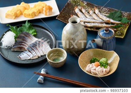 Various dishes that go well with sake Various dishes that go well with sake 98937103