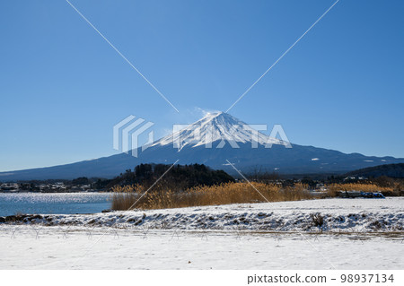 Fuji in winter seen from Oishi Park on the shores of Lake Kawaguchiko (Yamanashi Prefecture) 98937134