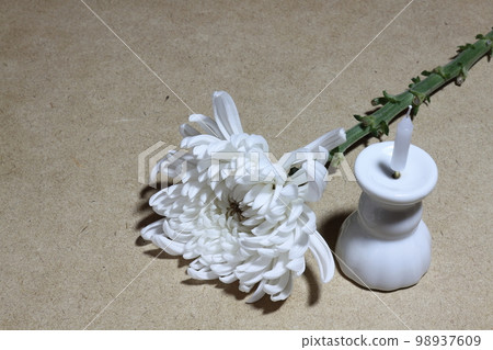 Candles and white chrysanthemum flowers 98937609