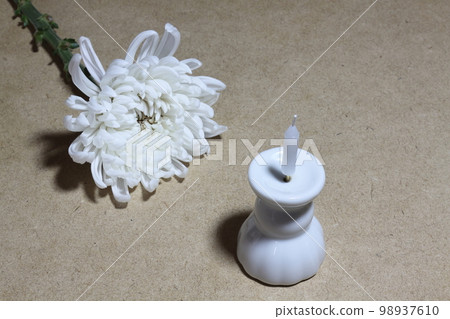 Candles and white chrysanthemum flowers Candles and white chrysanthemum flowers 98937610