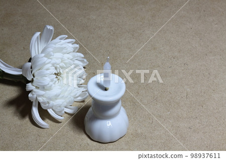 蠟燭和白菊花 蠟燭和白菊花 98937611