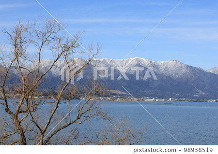 Winter scenery on the shore of Lake Biwa 98938519