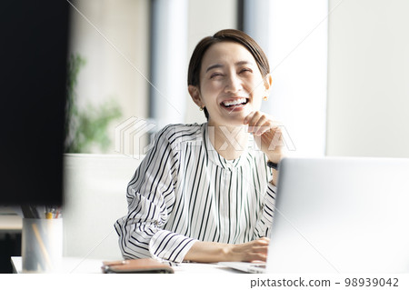 Business woman 98939042