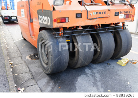 道路施工中用於表面處理的輪胎壓路機 98939265