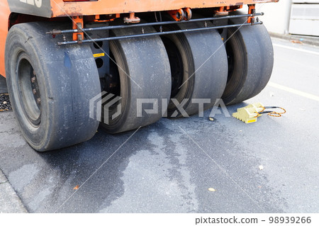 道路施工中用於表面處理的輪胎壓路機 98939266