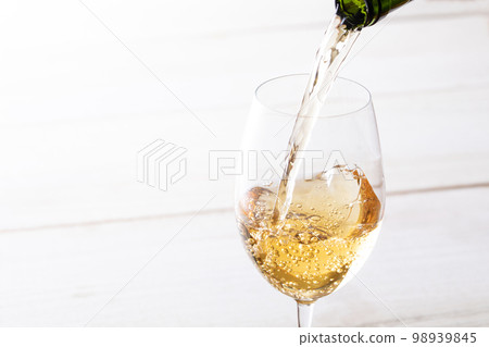 Pour white wine 98939845