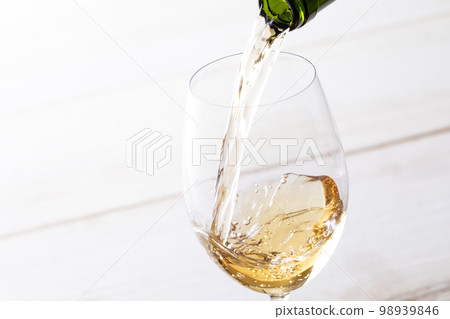 Pour white wine Pour white wine 98939846