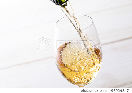 倒白葡萄酒 倒白葡萄酒 98939847