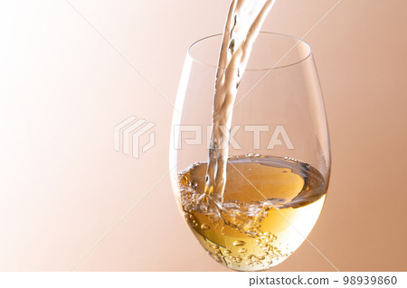 倒白葡萄酒 倒白葡萄酒 98939860