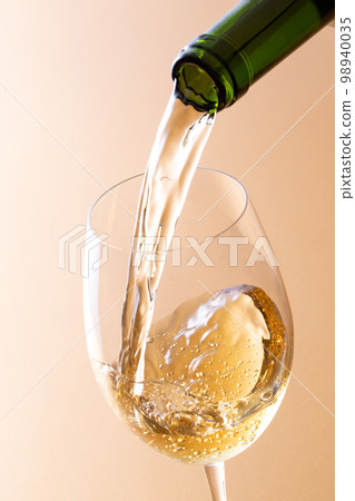 Pour white wine 98940035