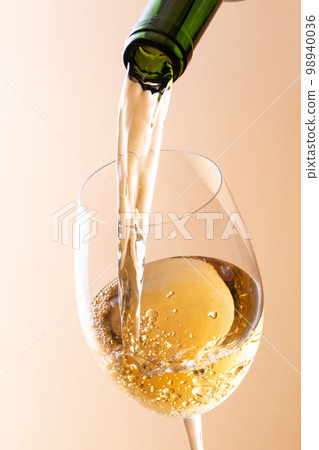 倒白葡萄酒 98940036