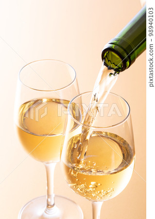 Pour white wine Pour white wine 98940103