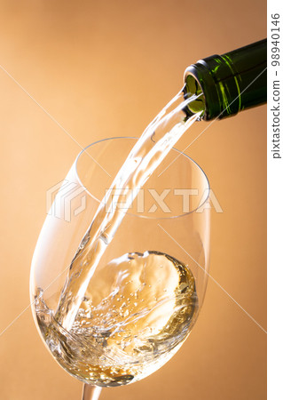 倒白葡萄酒 倒白葡萄酒 98940146