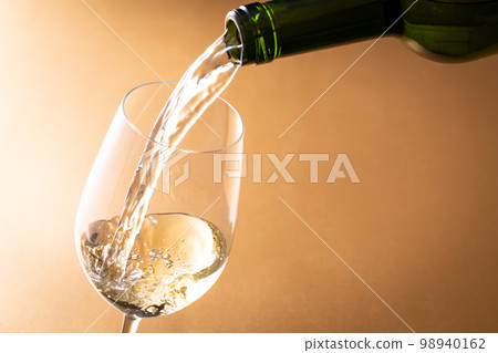 Pour white wine Pour white wine 98940162