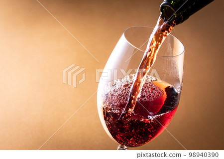 Pour red wine Pour red wine 98940390