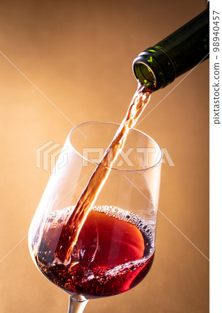 Pour red wine 98940457