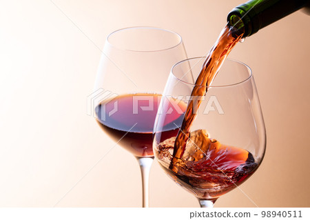 Pour red wine 98940511