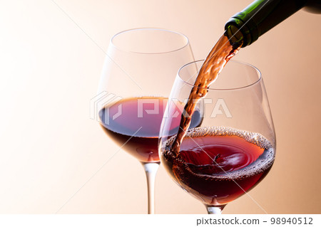 倒紅酒 98940512