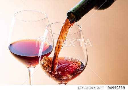 Pour red wine Pour red wine 98940539