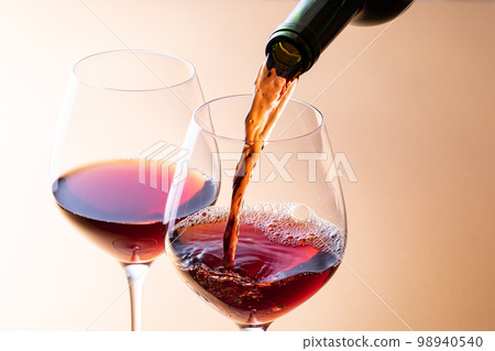 Pour red wine 98940540