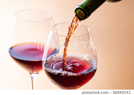 倒紅酒 98940541