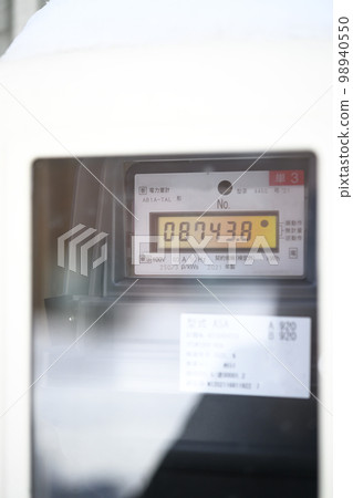 Power meter (image of soaring electricity rates) 98940550