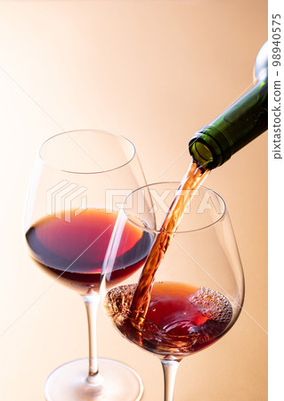 倒紅酒 98940575