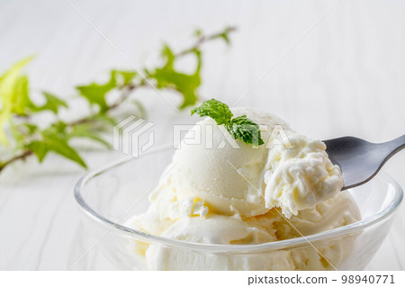 美味的牛奶香草冰淇淋 美味的牛奶香草冰淇淋 98940771