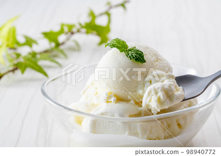 美味的牛奶香草冰淇淋 美味的牛奶香草冰淇淋 98940772