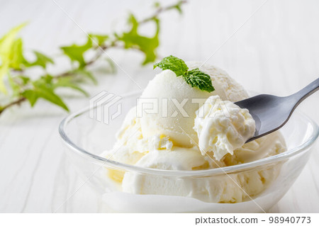 美味的牛奶香草冰淇淋 美味的牛奶香草冰淇淋 98940773
