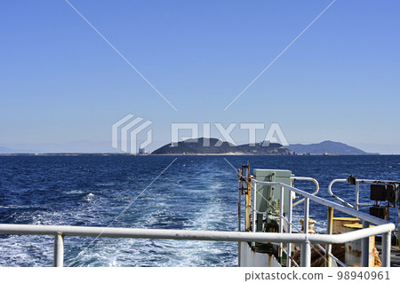 從途中的伊勢灣渡輪眺望伊良湖角 從途中的伊勢灣渡輪眺望伊良湖角 98940961