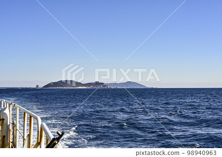 從途中的伊勢灣渡輪眺望伊良湖角 從途中的伊勢灣渡輪眺望伊良湖角 98940963