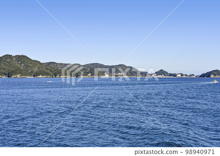 A view of Toshijima Island from a sailing ship 98940971